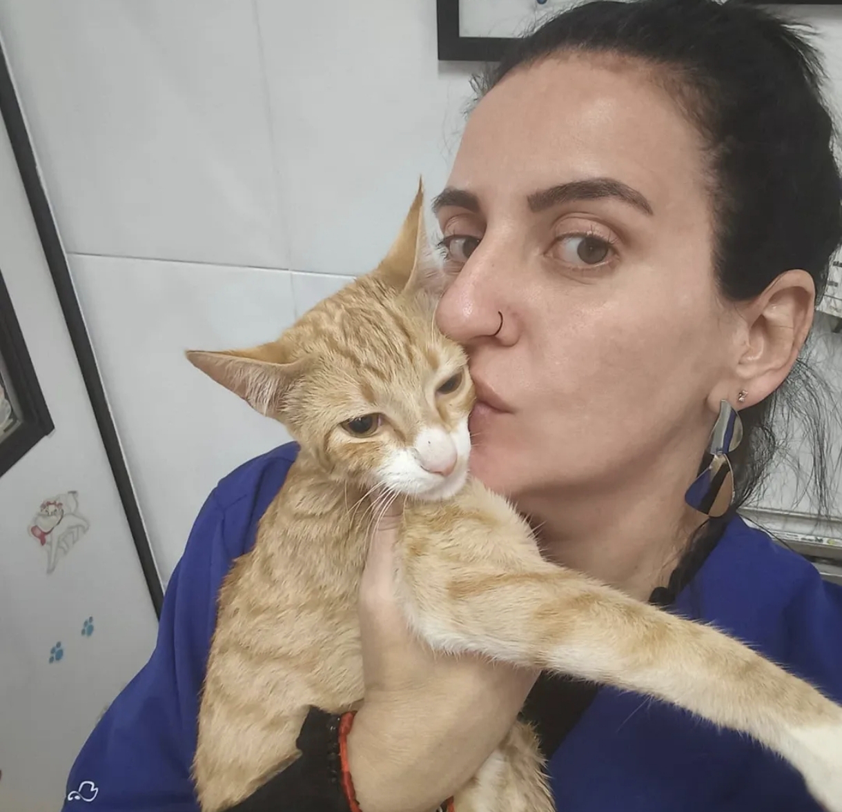 Dra. Thais com um gatinho no colo